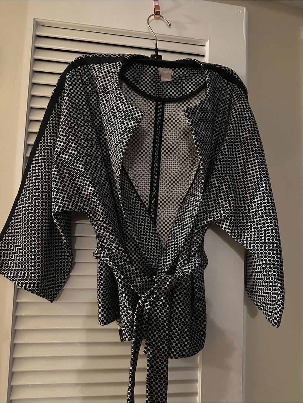 Chico's Black & White Geometric Wrap Robe